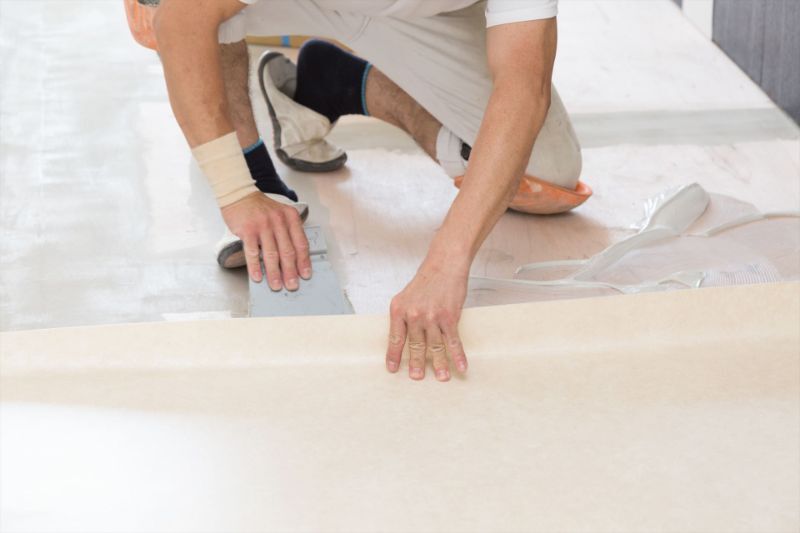 床の内装工事をするスタッフ